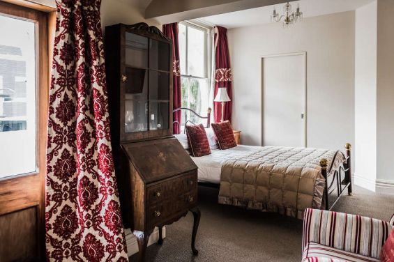 Room 4 - queen-size bed