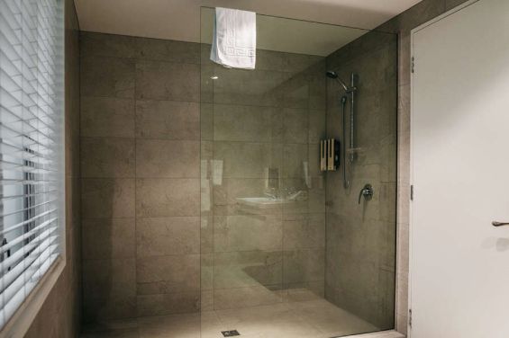 Executive Studio - shower