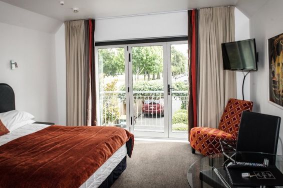 Studio Unit - queen-size bed